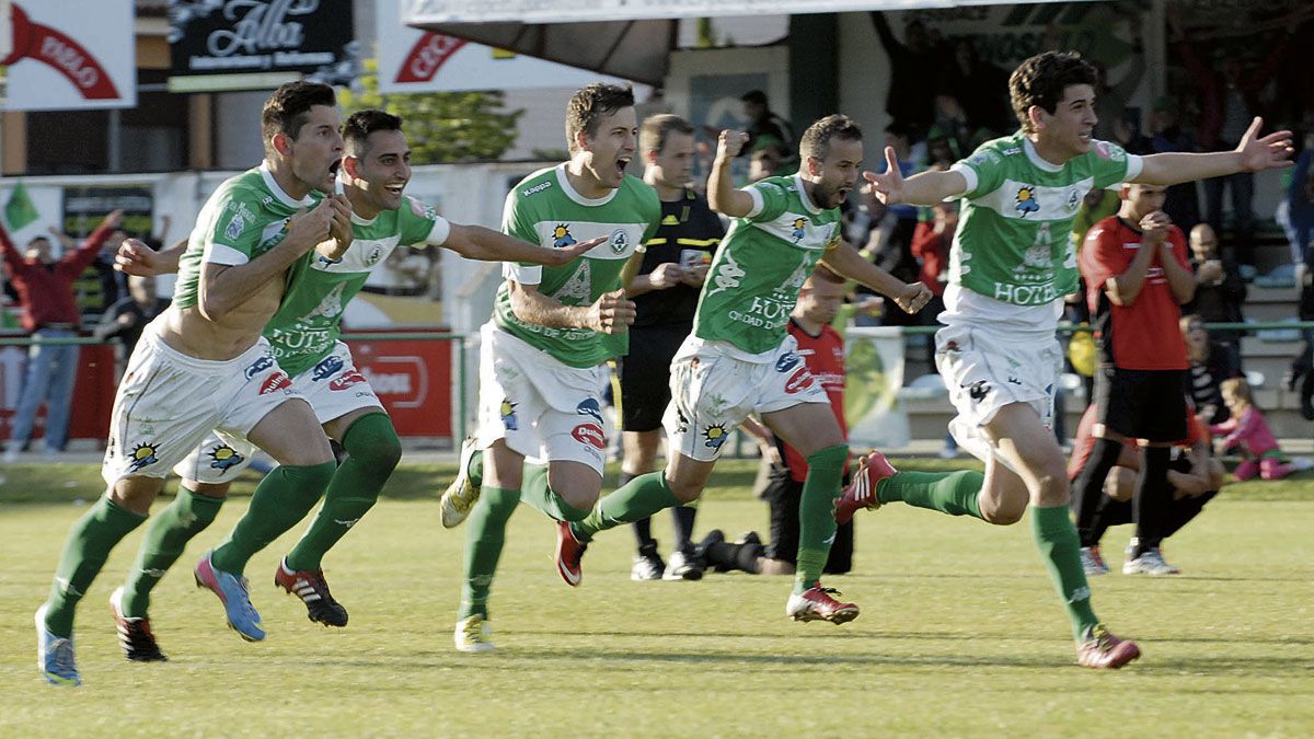 El Astorga celebra la victoria en la tanda de penaltis frente al Mensajero que suponía culminar la remontada del 4-0. | MAURICIO PEÑA