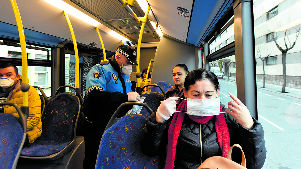 La Policía Local de León reparte mascarillas entre los viajeros de un autobús con desplazamientos autorizados. | SAÚL ARÉN