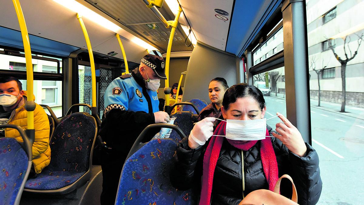 La Policía Local de León reparte mascarillas entre los viajeros de un autobús con desplazamientos autorizados. | SAÚL ARÉN La Policía Local de León reparte mascarillas entre los viajeros de un autobús con desplazamientos autorizados. | SAÚL ARÉN