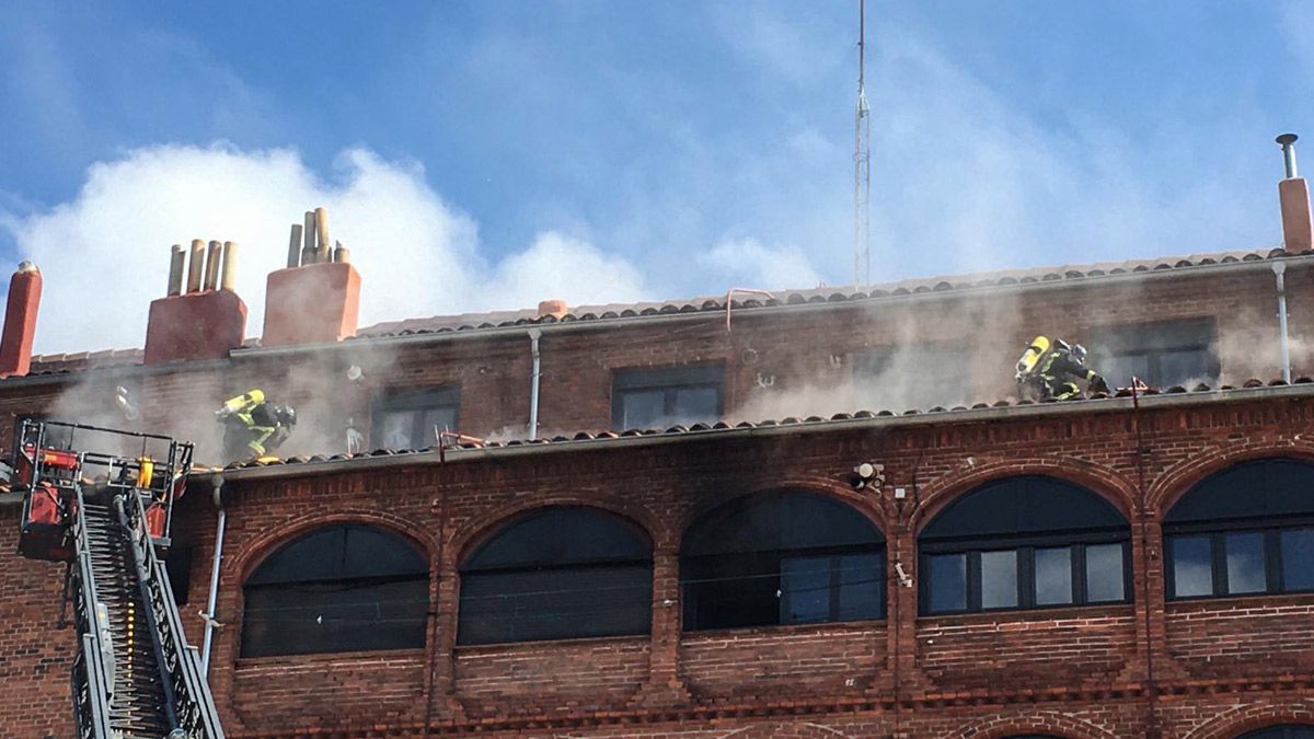 Policía Local y bomberos de León intervienen en el edificio. | POLICÍA LOCAL DE LEÓN