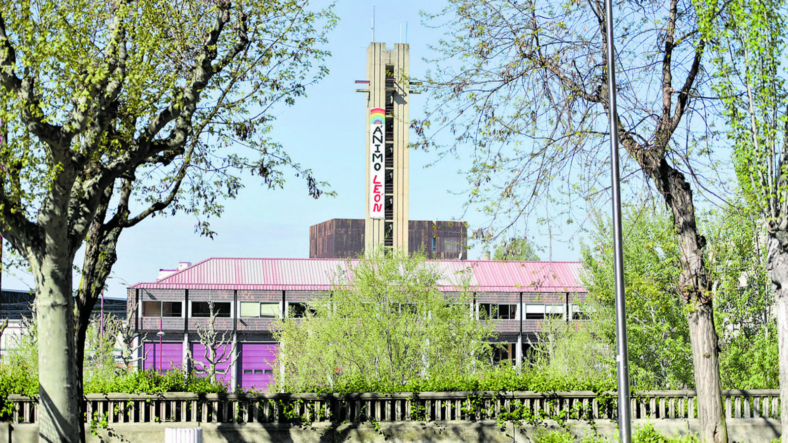 Colorida pancarta con un mensaje de ánimo a los leoneses por parte de los bomberos de la capital. | SAÚL ARÉN