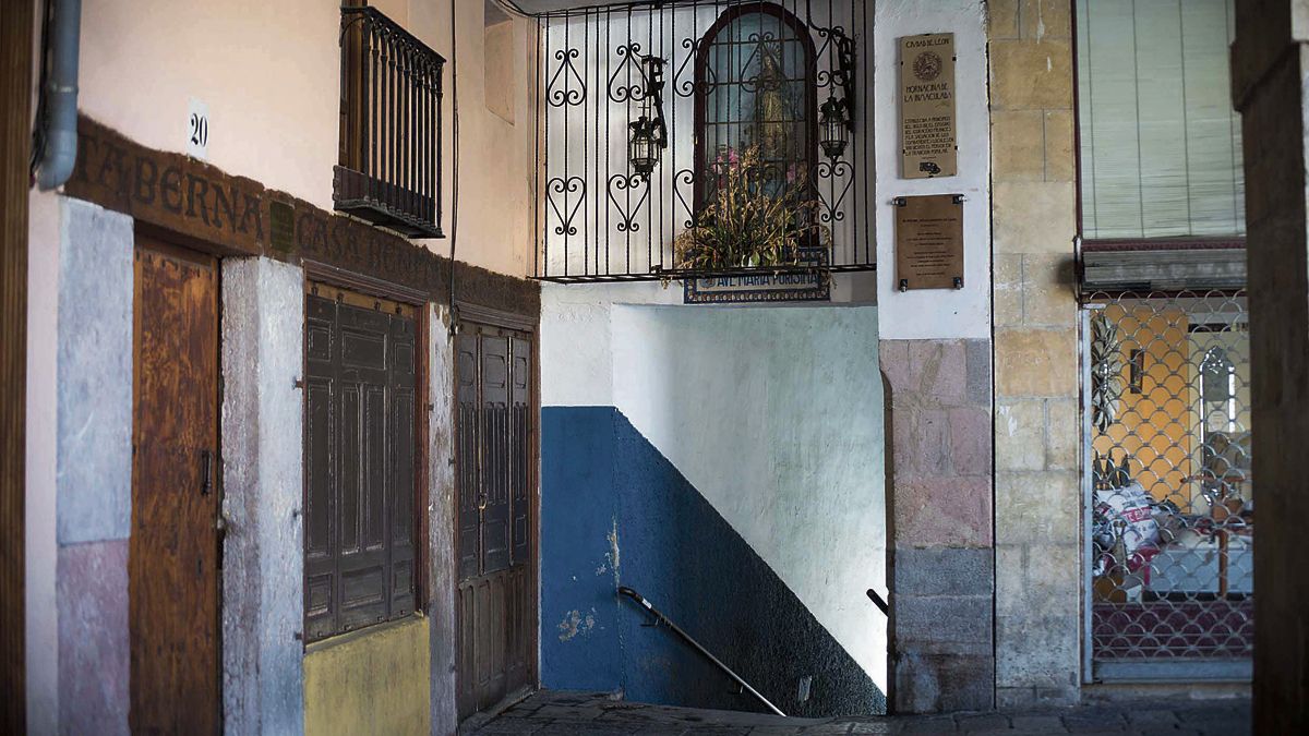 La escalera de la Plaza Mayor al lado de la centenaria Taberna Casa Benito. | MAURICIO PEÑA