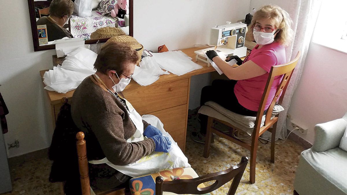 Una imagen de las mujeres de Buenas Vides, realizando mascarillas. | L.N.C.