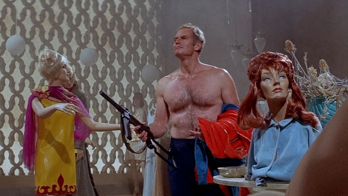 Charlton Heston en dos imágenes de la película ‘El último hombre vivo’, de Boris Sagal.