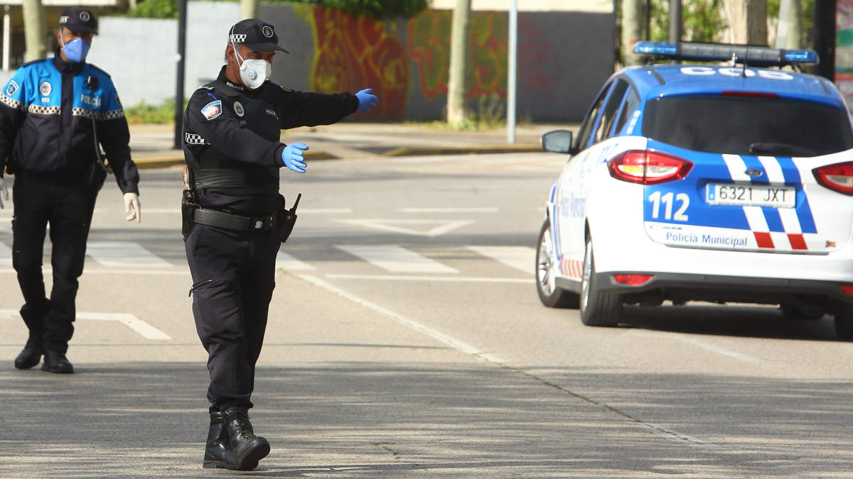 Dos agentes controlando la circulación de vehículos en casco urbano de Ponferrada. | C.S. (Ical)