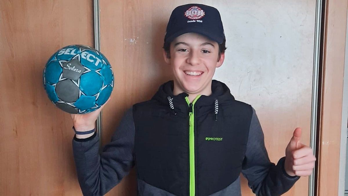 Carlos, con la gorra del Ademar y el balón que le enviaron. | @CARLOSEDELREYM1