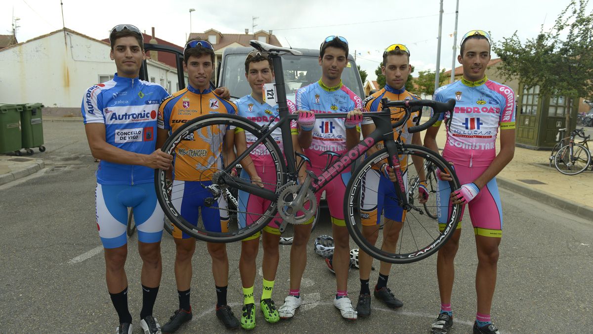 Prado, Nanclares, Sierra, Escudero, Méndez y Justo, los seis leoneses que quedan en la Vuelta. | MAURICIO PEÑA