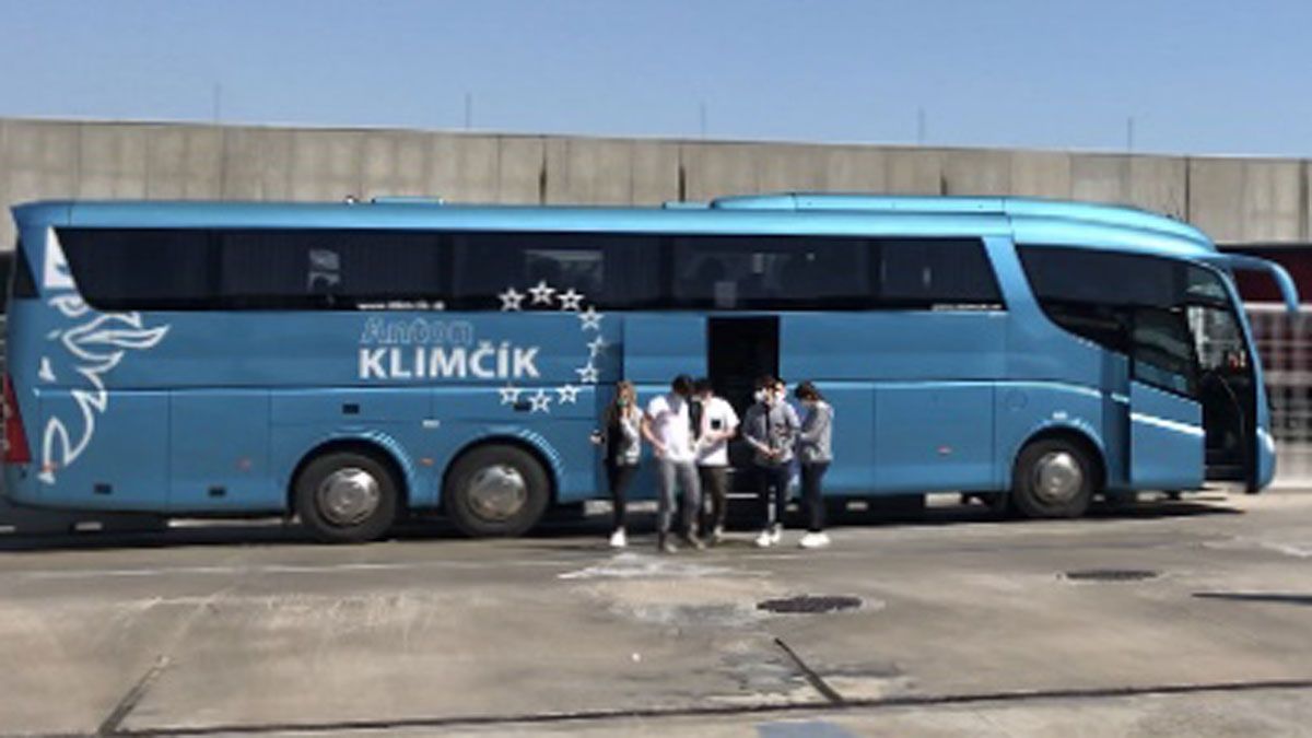 Imagen del autobús en el que los jóvenes leoneses llegaron a Madrid. | L.N.C.