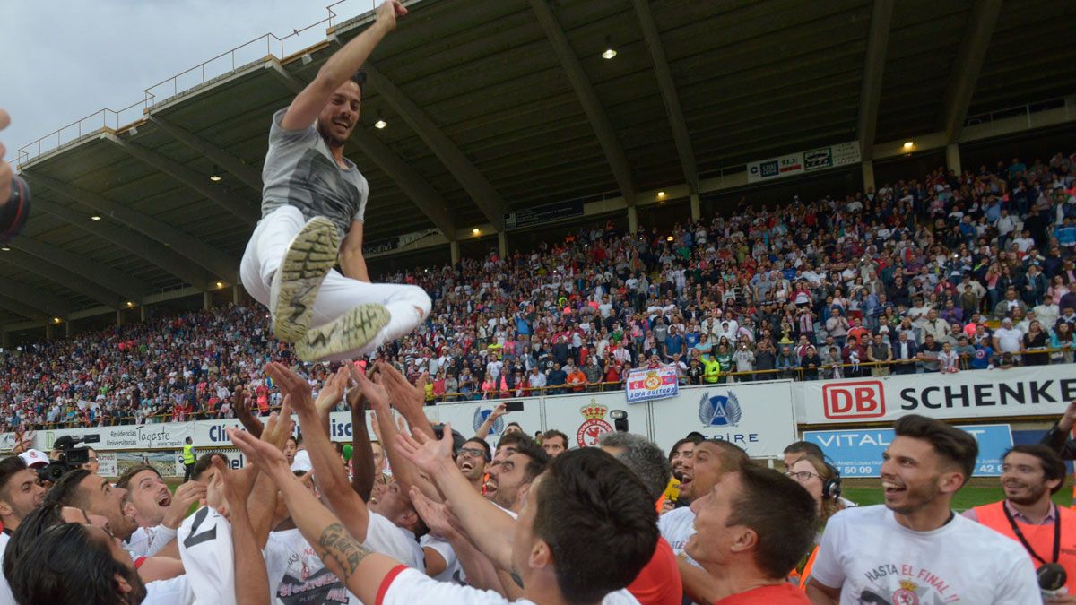 La plantilla mantea a Rubén de la Barrera tras lograr el ascenso. | MAURICIO PEÑA