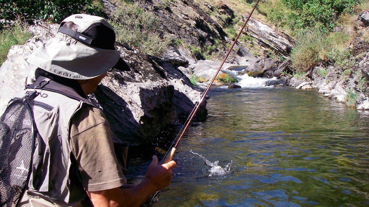 Un momento de pesca en el río Curueño. | R.P.N.