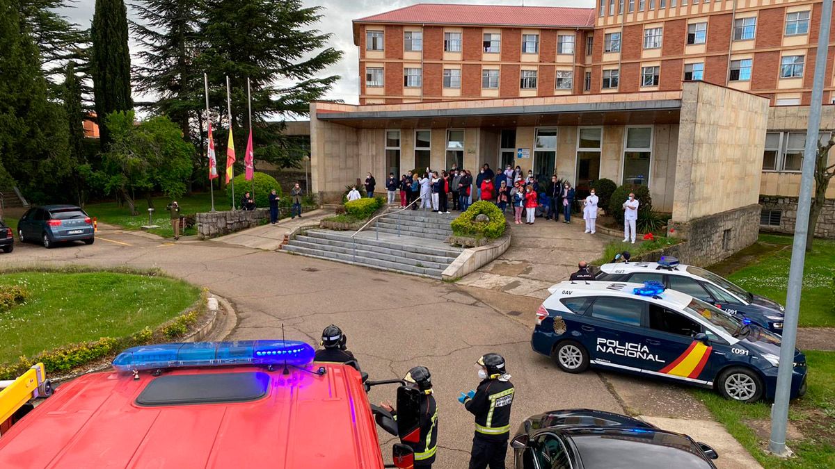 Profesionales y usuarios de Santa Isabel devolvieron los aplausos a los bomberos y policías. | BOMBEROS