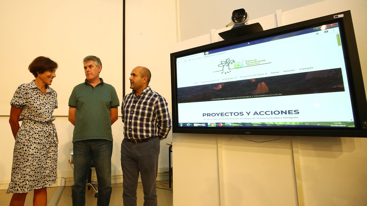 Imagen de archivo, con la edil de Cultura de Ponferrada y el director de Uned Ponferrada, uno de los proyectos formativos y de investigación. | Ical Imagen de archivo, con la edil de Cultura de Ponferrada y el director de Uned Ponferrada, uno de los proyectos formativos y de investigación. | Ical
