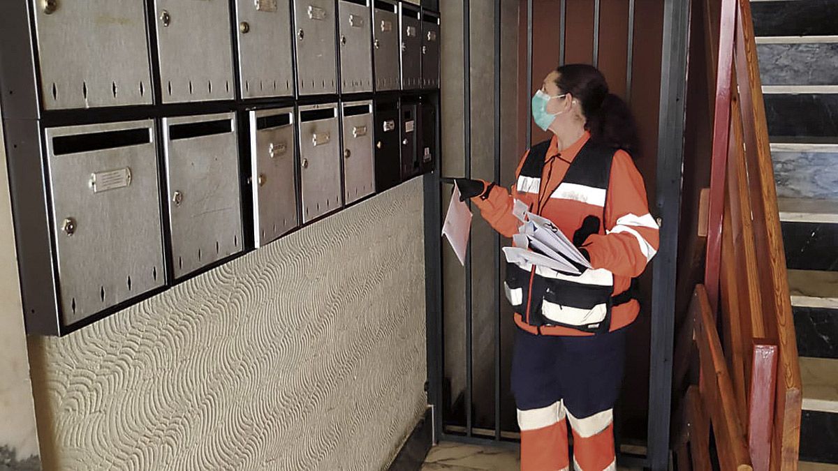Protección Civil se encarga de repartir las mascarillas en los buzones. | ABAJO