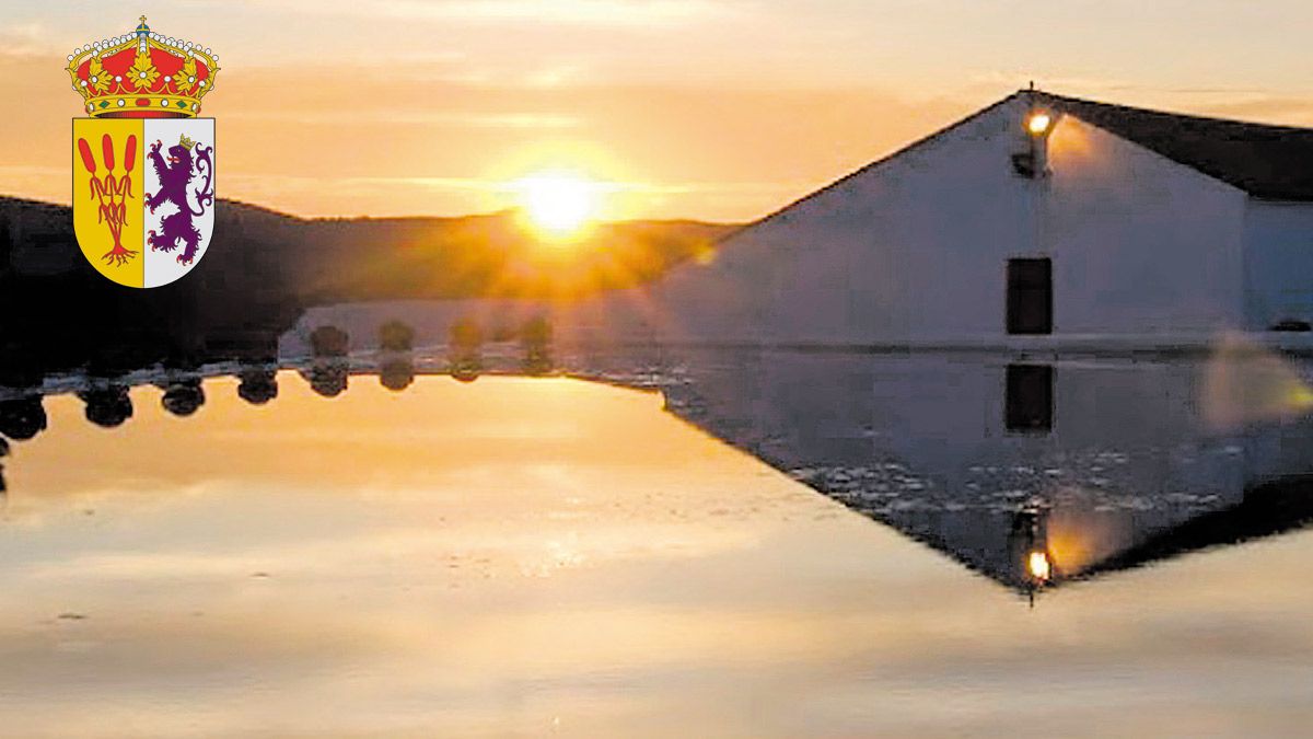 La vida en Cañaveral de León (en el recuadro su escudo) está marcada por la presencia de una gran laguna natural en su casco urbano.