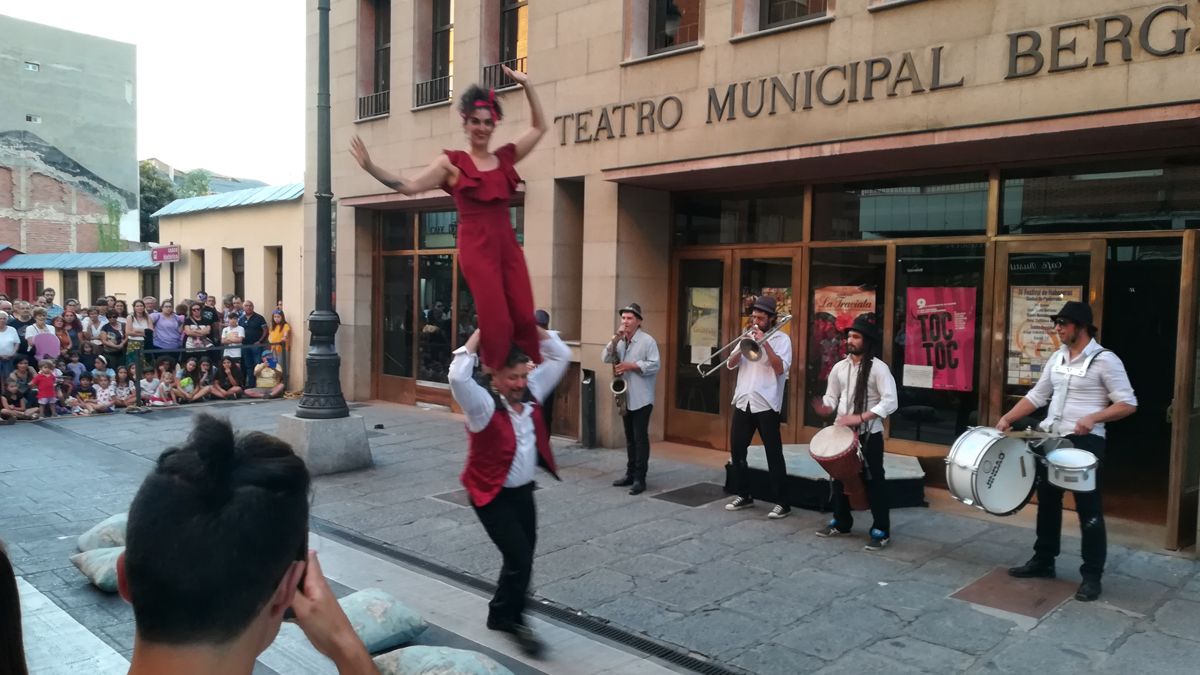 Un espectáculo a las puertas del teatro Bergidum, en una imagen de archivo. | D.M.