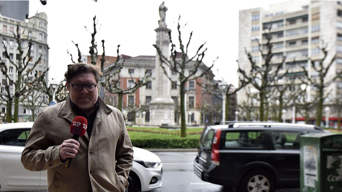 Jeppe Krogager, durante una de sus conexiones con la televisión danesa desde la plaza de la Inmaculada. | SAÚL ARÉN