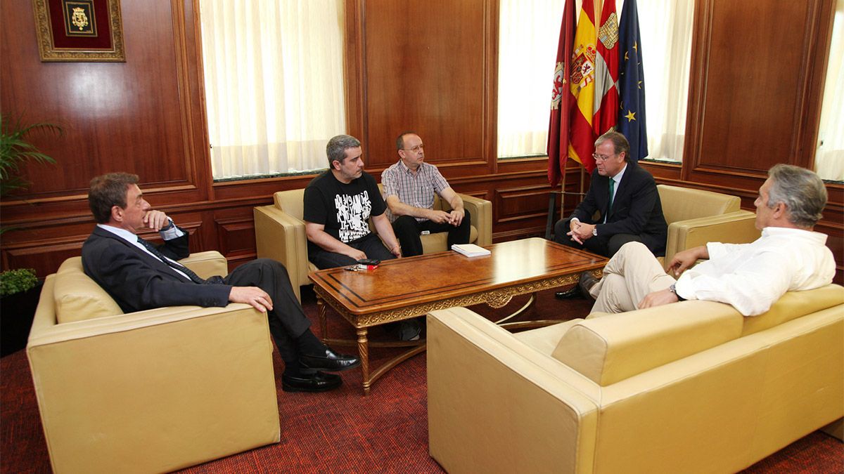 Un momento de la reunión en el Ayuntamiento entre la alcaldía y los agentes sociales.