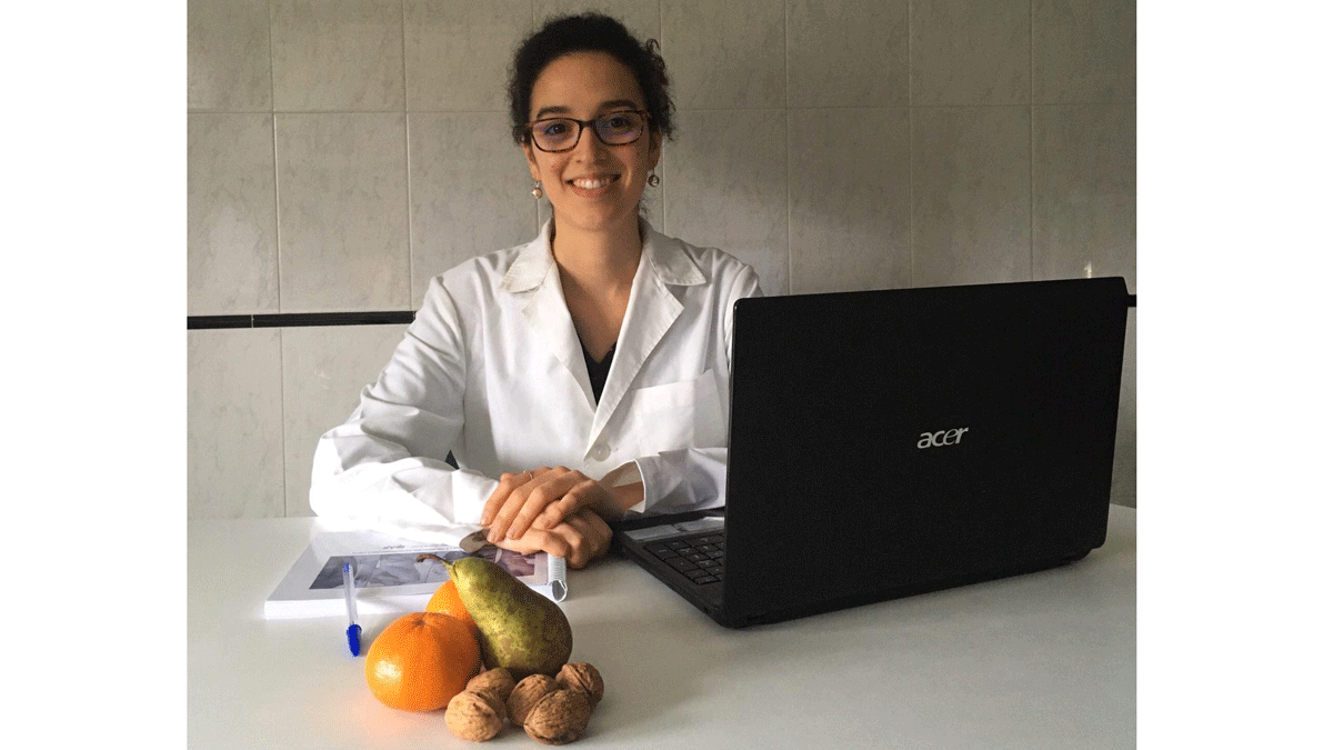 Carolina Crespo, desde su confinamiento en Fabero, ayuda junto a Sara Rodríguez, a los vecinos con temas de nutrición.