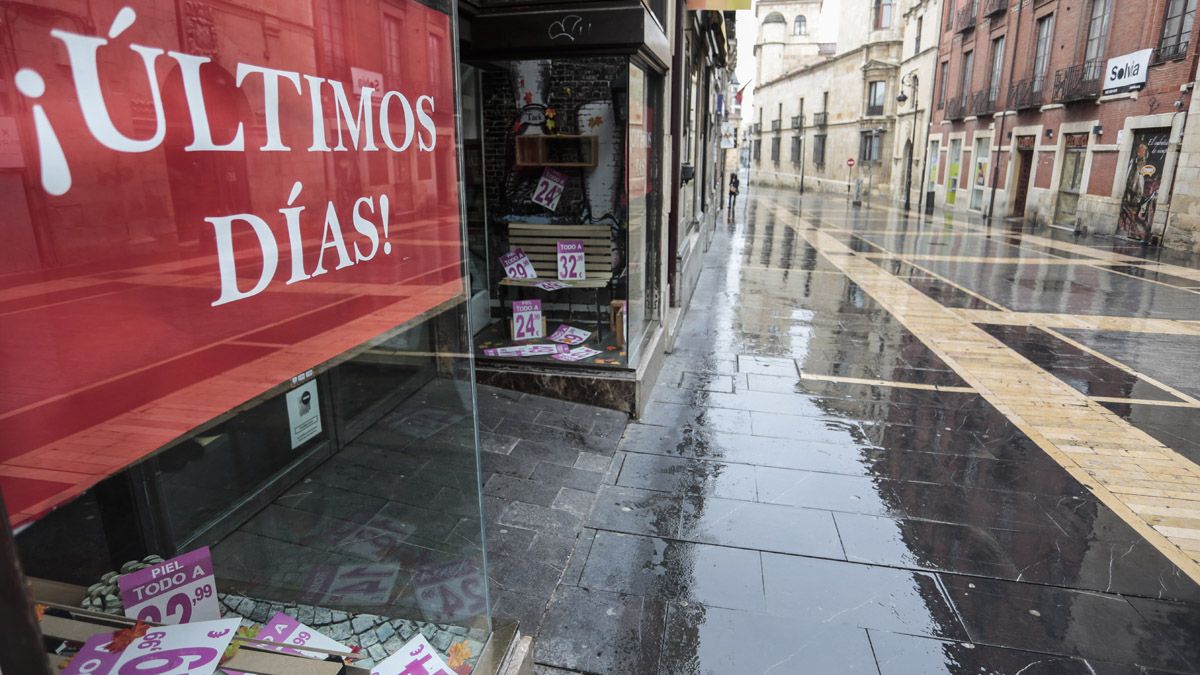 Las calles León siguen desiertas mientras las persianas de la mayoría de los comercios permanecen cerradas. | CAMPILLO (ICAL)