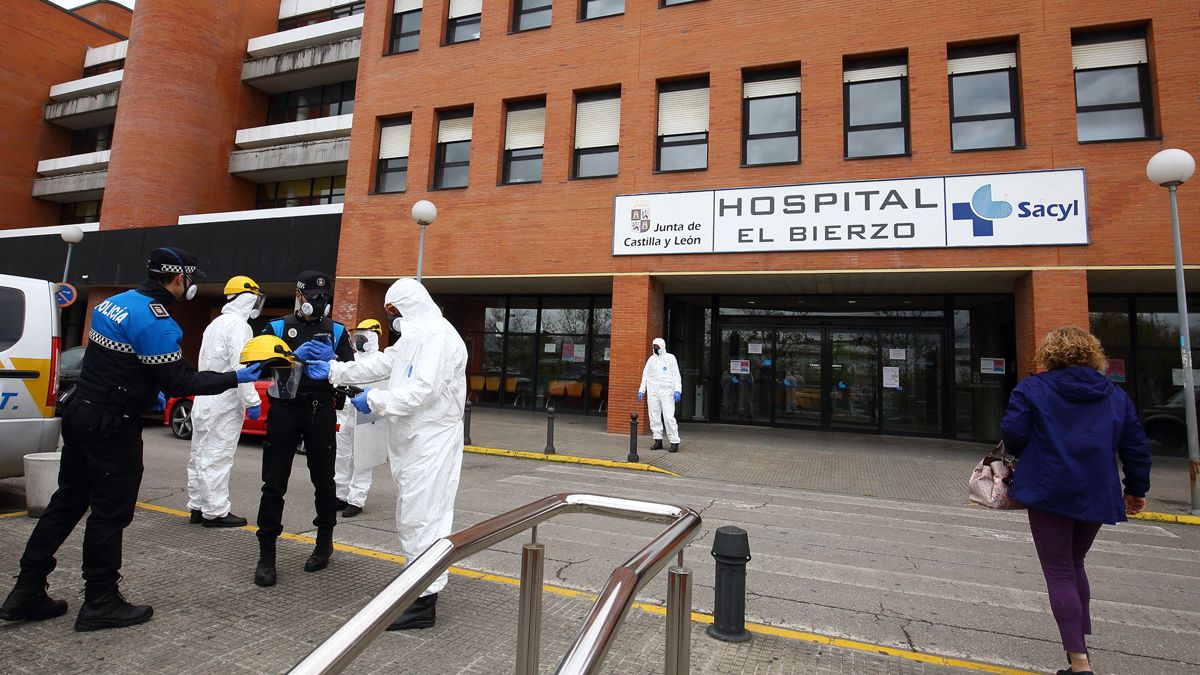 Actividad en el Hospital del Bierzo, con trabajadores con trajes de protección. | Ical