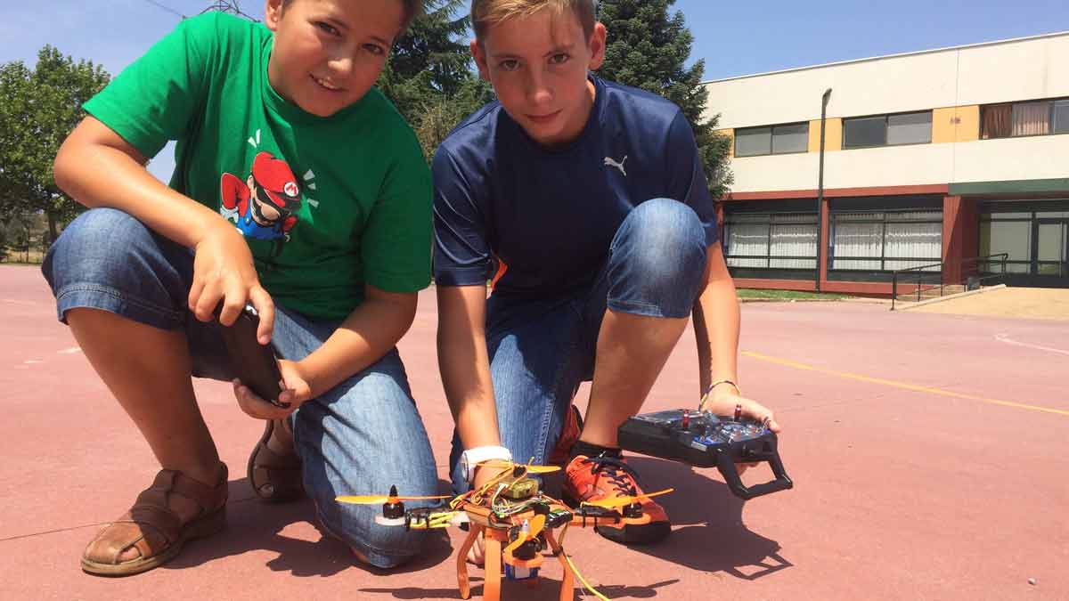 Dos de los alumnos que han hecho volar sus drones en el Campus del Colegio Peñacorada. | L.N.C.