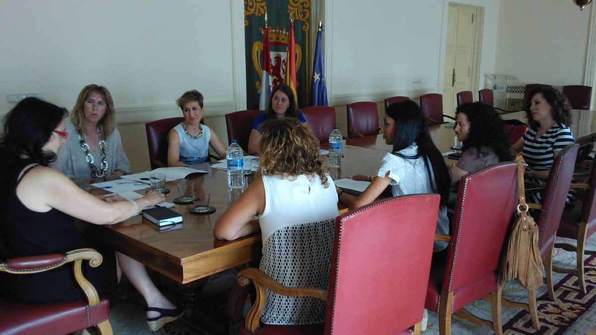 Una imagen de la reunión de Teresa Mata con las empresaria del CEL. | LNC