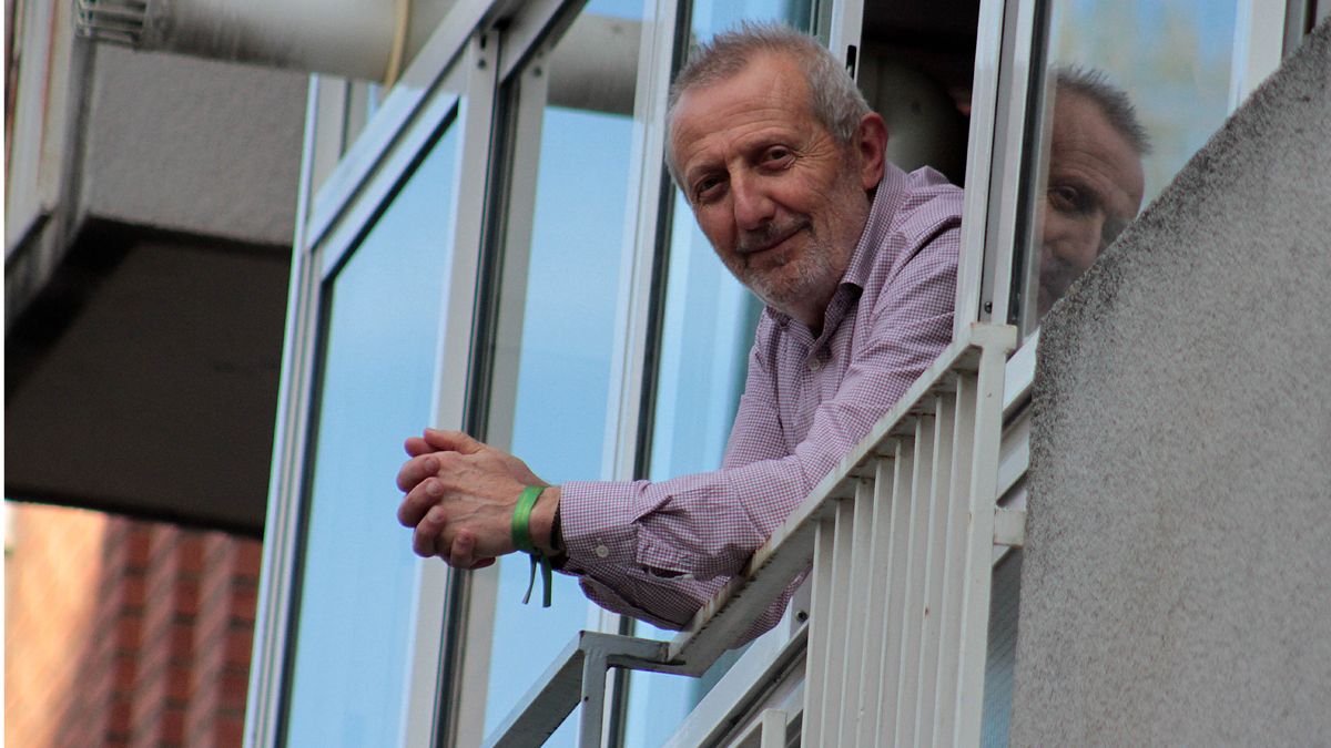Arsenio terrón desde su balcón en el actual estado de confinamiento. | ICAL Arsenio terrón desde su balcón en el actual estado de confinamiento. | ICAL