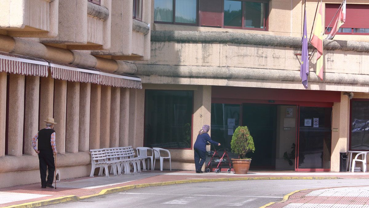 Fachada de la resdiencia del barrio de Flores del Sil en Ponferrada. | ICAL