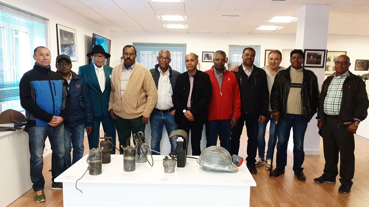 Colectivo caboverdiano visitando la muestra de la Fundación en Torre del Bierzo.