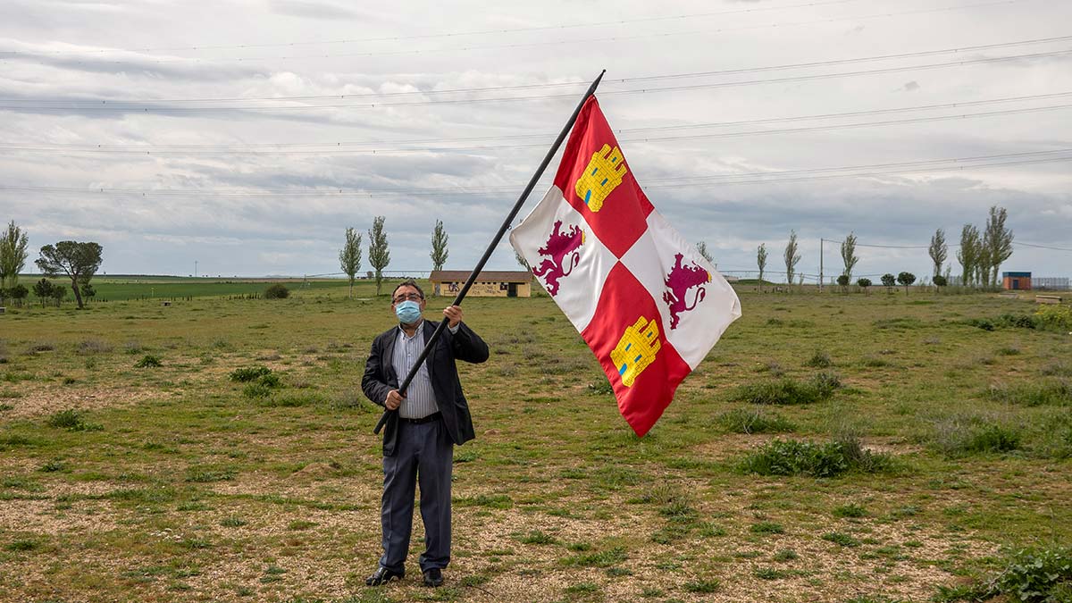 El alcalde de Villalar, Luis Alonso, pasea por la campa vacía de Villalar con una bandera de Castilla y León. | ICAL