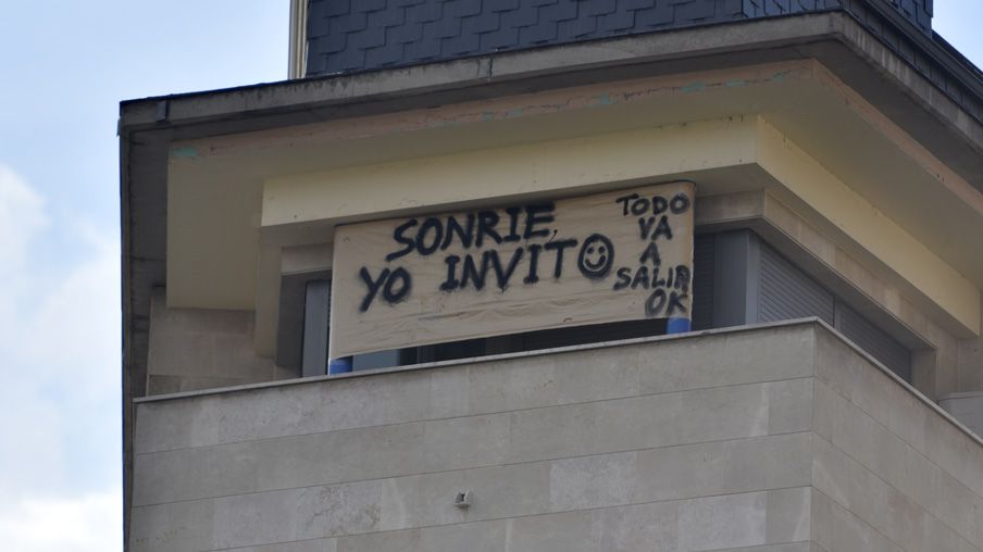 Mensaje desde una terraza de la capital de León. | SAÚL ARÉN
