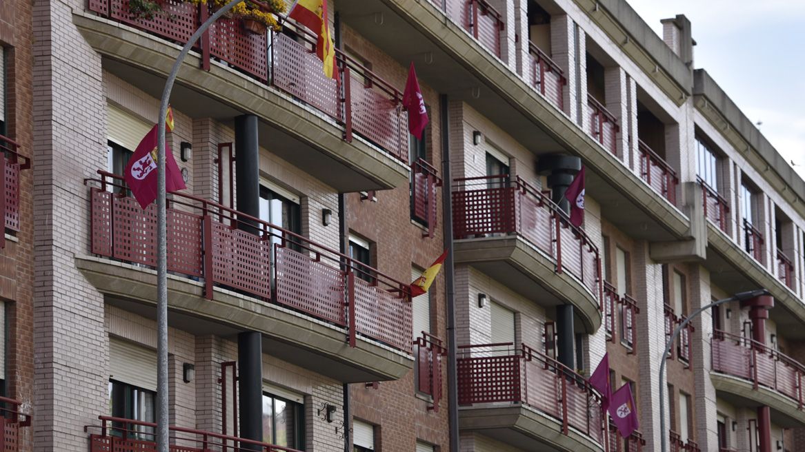 Las banderas de León han llenado las ventanas y balcones de la ciudad este 24 de abril. | SAÚL ARÉN