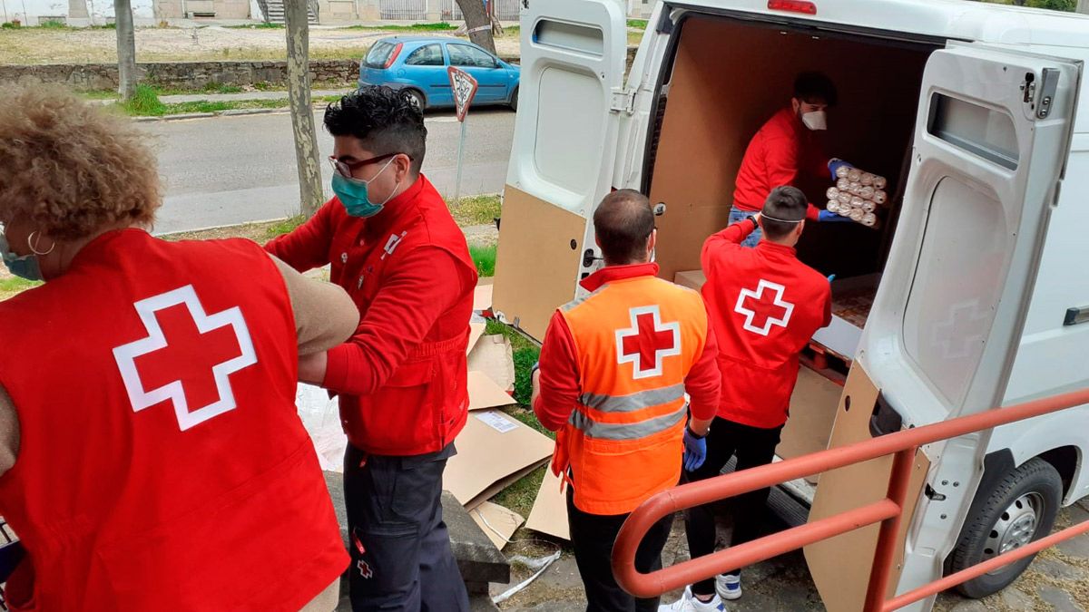 Operarios de Cruz Roja en una de sus intervenciones en la provincia. | L.N.C.