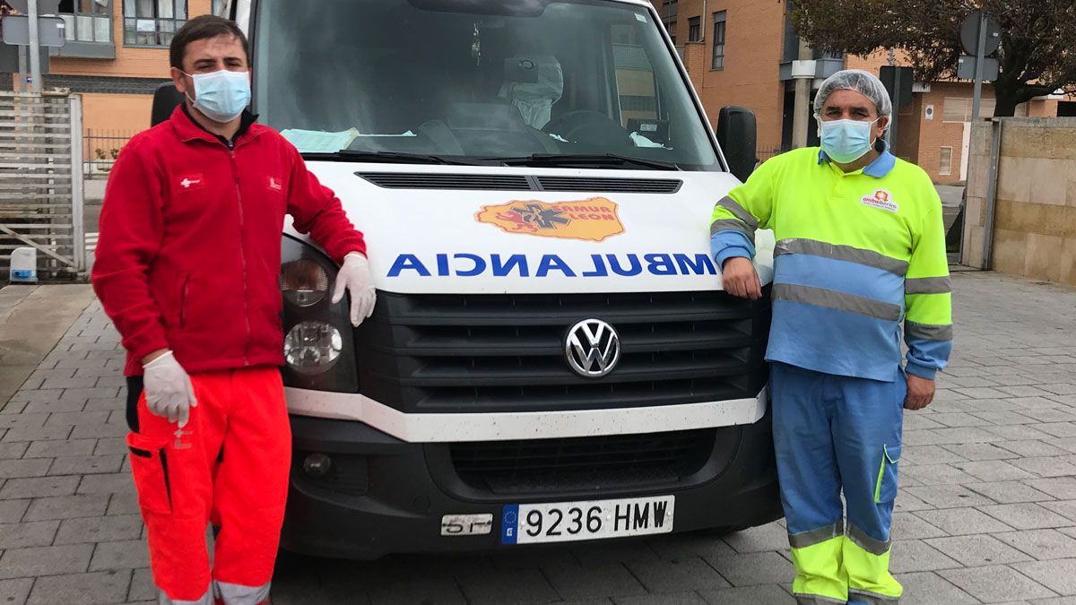 José Luis Ferreira y Petronilo Cabezas, enfermero y conductor con el vehículo utilizado. | J.C.