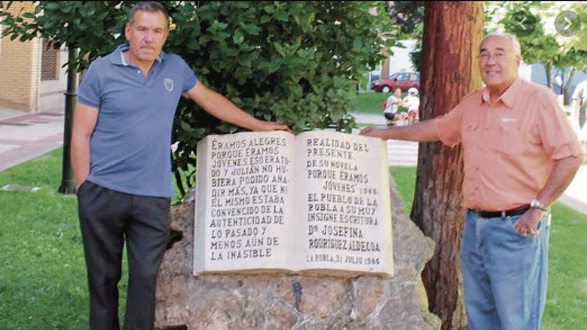 Nieto (derecha)después de limpiar el libro de Josefina Aldecoa en su parque.