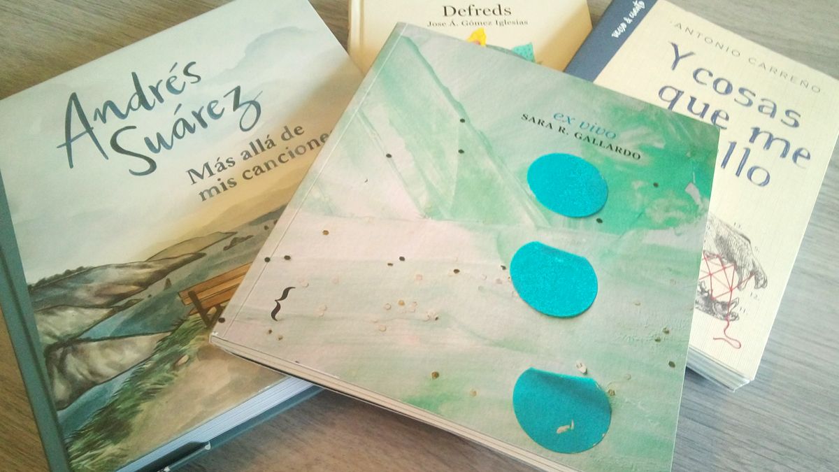 Portada del libro de Sara R. Gallardo sobre la mesa de lectura de Ruy Vega.