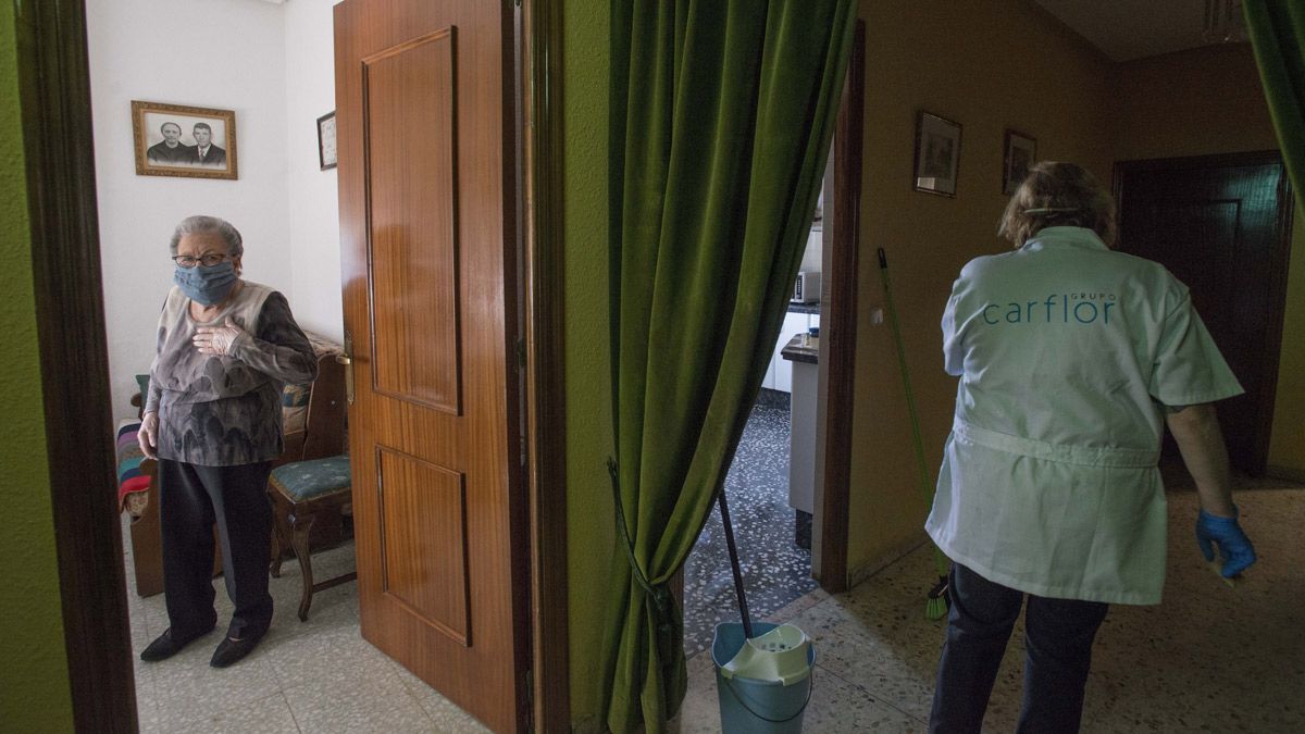 Rosalina Pellitero Álvarez, de Sariegos, recibe tres días a la semana la visita de Julia Arias, del servicio de Ayuda a Domicilio de Diputación. | MAURICIO PEÑA