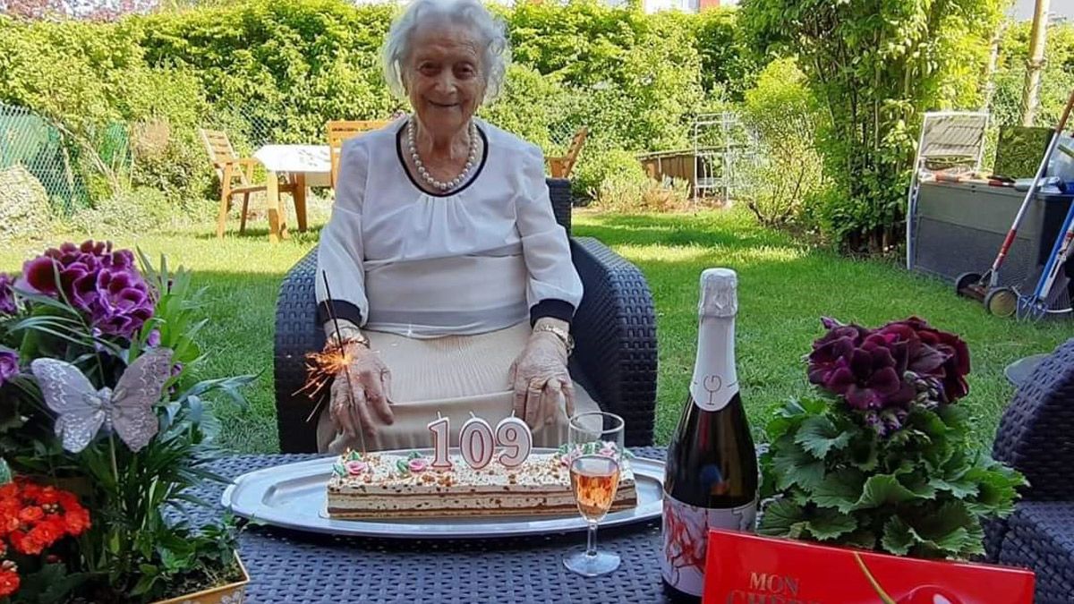 La abuela Isidora, como una rosa, con su tarta de 109 cumpleaños en Bélgica y con la esperanza de poder regresar a su pueblo, Sigüeya, un verano más.