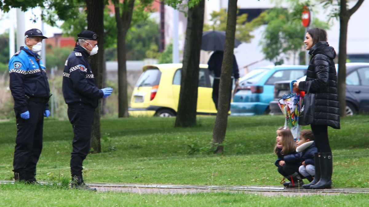 Agentes hablan con una familia este domingo en Ponferrada. | C.S (Ical)