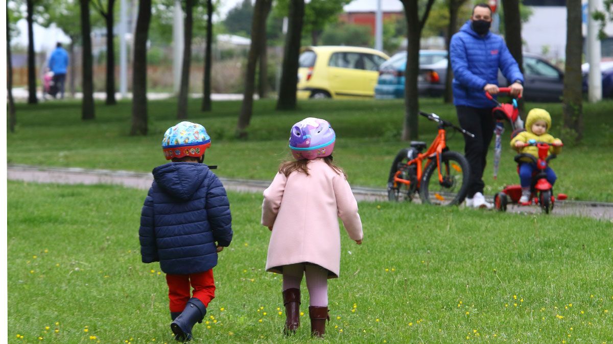 Niños bercianos, durante el primer día de vigor de las medidas de alivio que les permiten salir una hora. | C.S (Ical)