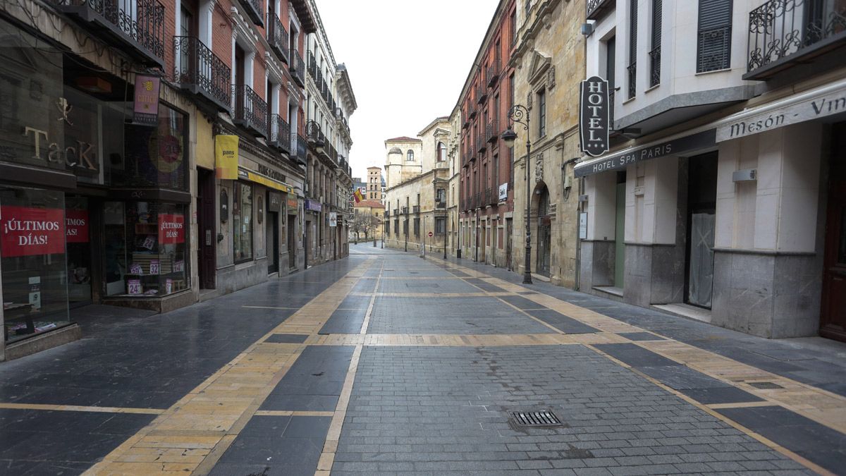 La calle Ancha de León, desierta durante el estado de alarma. | ICAL