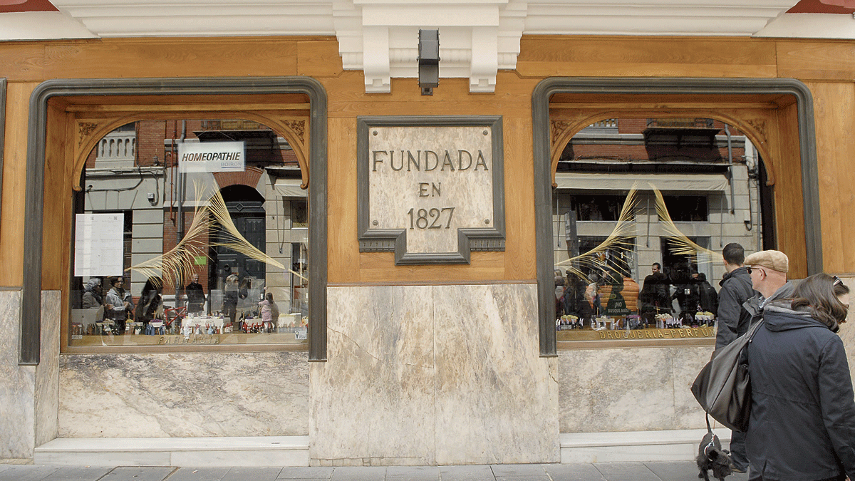 Fachada de la Farmacia Merino con la placa del año de su fundación, en 1827, ya camina para los dos siglos. | MAURICIO PEÑA