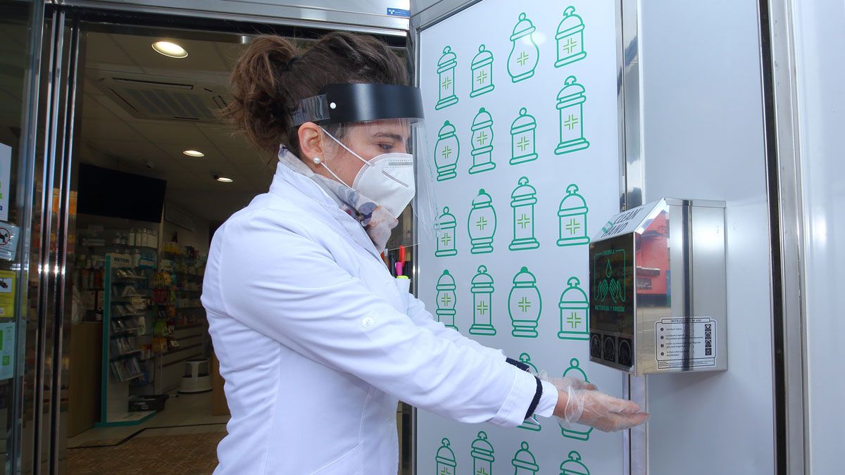 Uno de los dispensadores ya instalados en la puerta de una farmacia de Ponferrada. | C.S. (Ical)