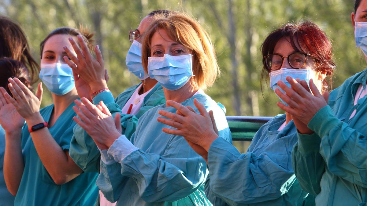 Sanitarios del Hospital del Bierzo aplaudiendo a la entrada de Urgencias. | Ical