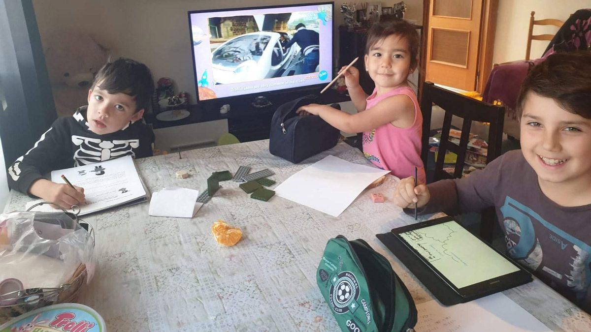 Tres alumnos del Ceip Gumersindo Azcárate, de la misma familia, realizan las tareas escolares. | L.N.C.