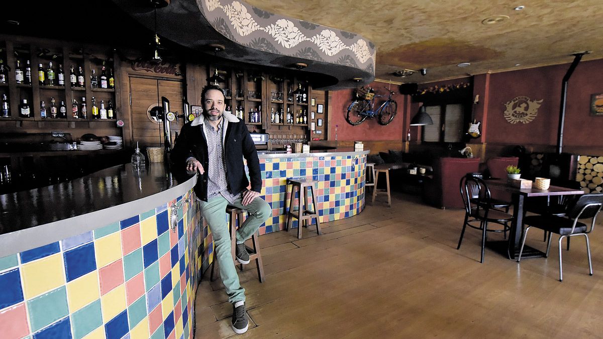 César Cascallana regenta el bar San Miguel, el Mansilla Mayor, uno de los primeros de León en sumarse. | SAÚL ARÉN