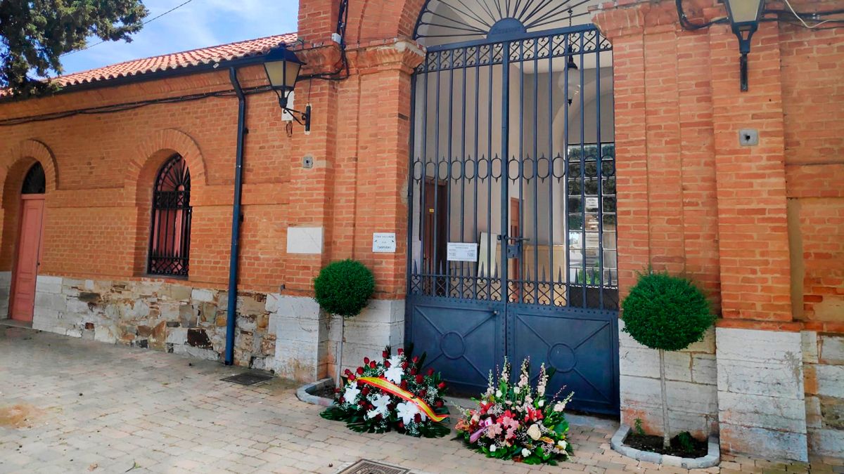 Los dos ramos de flores a la entrada del Cementerio Municipal fueron colocados este domingo por la mañana. | ABAJO