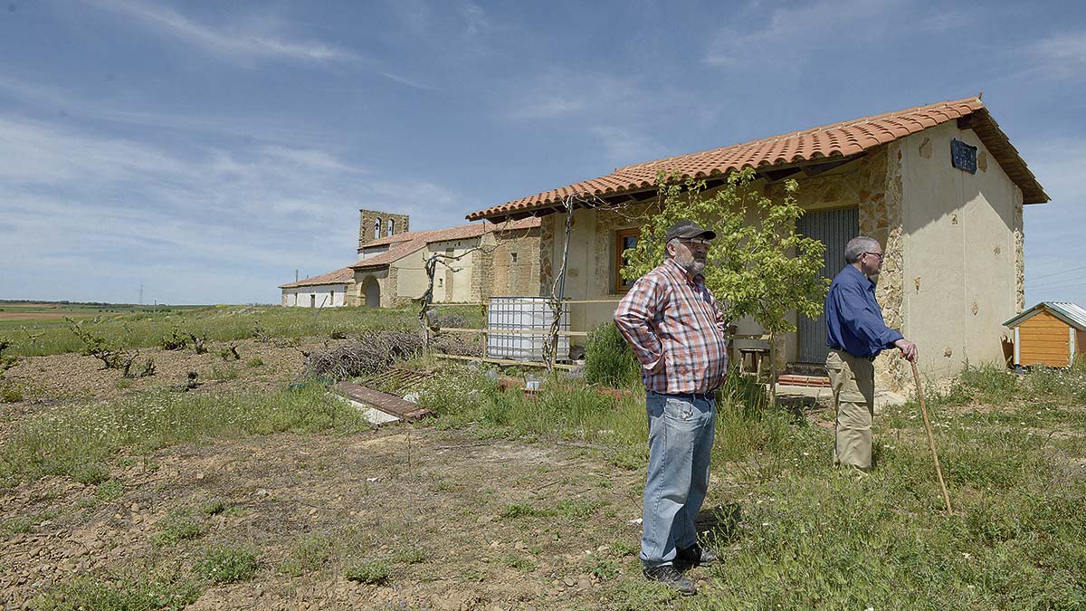 José y Matías, ayer en el Otero con la ermita que guarda a La Pastorcica al fondo. | MAURICIO PEÑA