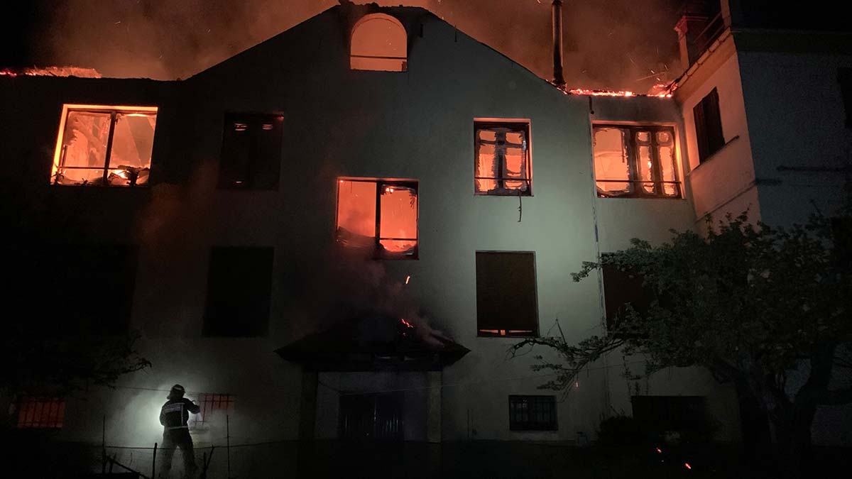 Imágenes del incendio tomadas por los bomberos del Ayuntamiento de León a su llegada a La Magdalena.