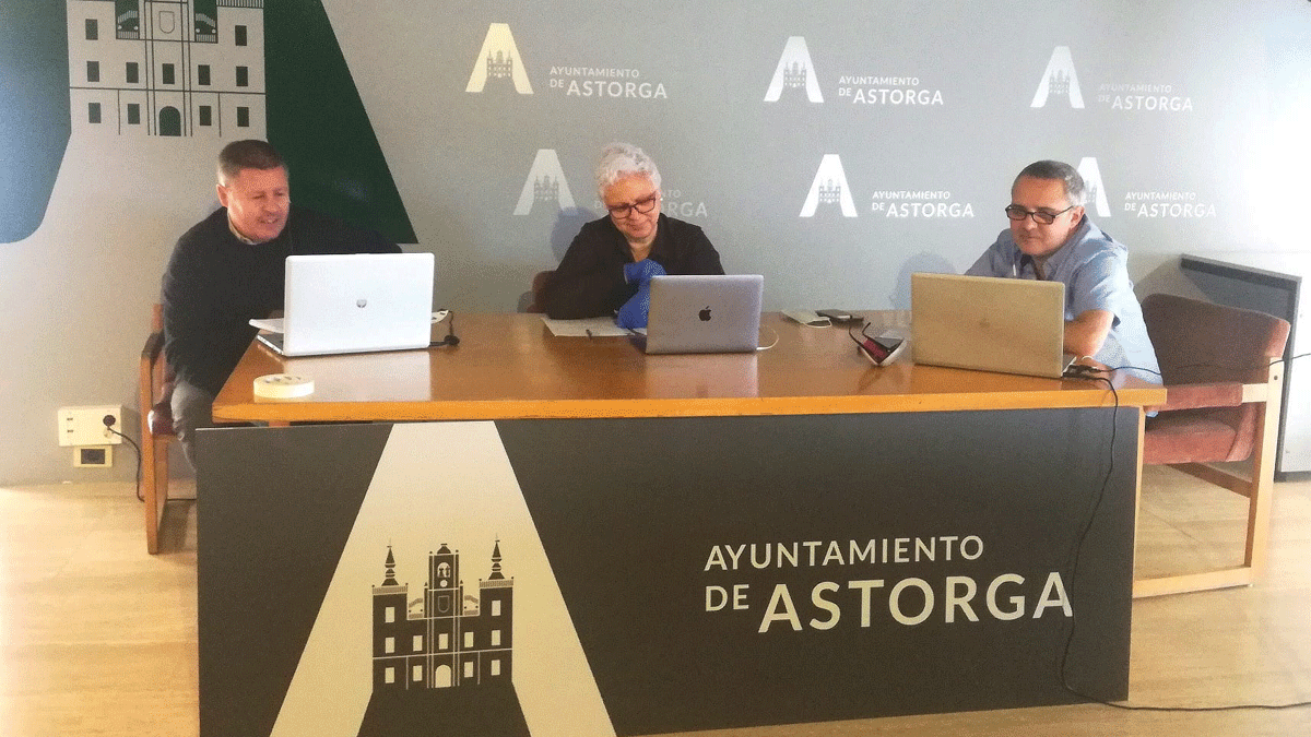 Los técnicos municipales y la concejala, durante la rueda de prensa. Los técnicos municipales y la concejala, durante la rueda de prensa.